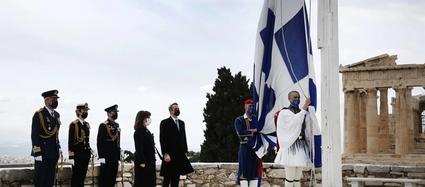 Θλιβερό: Με μάσκες οι εύζωνες στην έπαρση της σημαίας για τα 200 χρόνια από την Επανάσταση του 1821 (βίντεο)